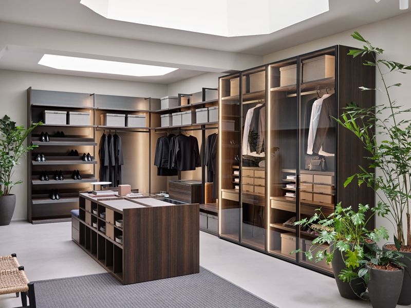 The role of the island in the walk-in closet