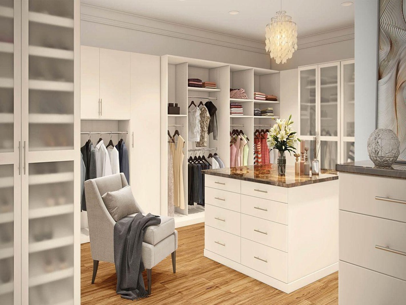 High Quality White Lacquered Walk-in Solid Wood Wardrobe with Island Design and Gold Pulls