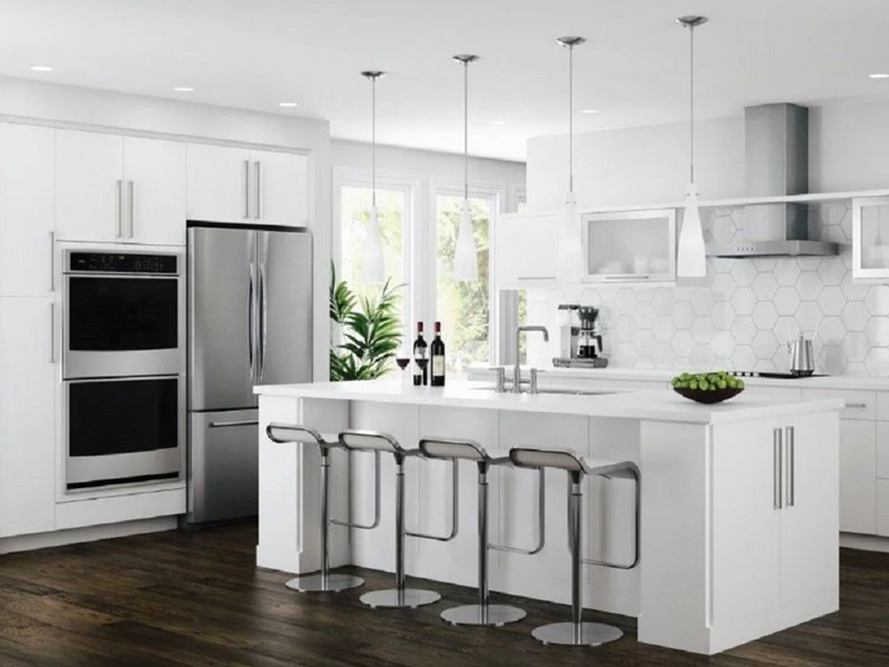 Minimalist Melamine White Finish Flat Panel Kitchen Cabinets with Metal Handles