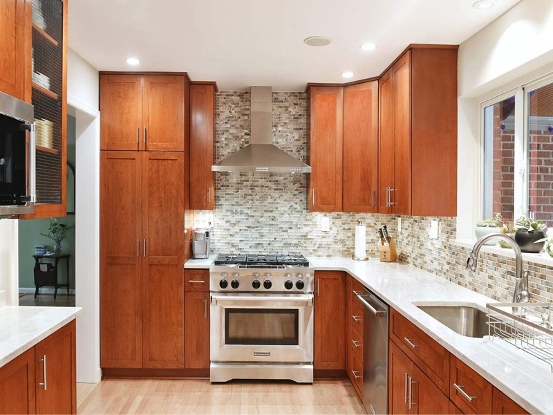 Dark Natural Finished Shaker Style Solid Wood Kitchen Cabinets with High Quality Quartzite Countertops