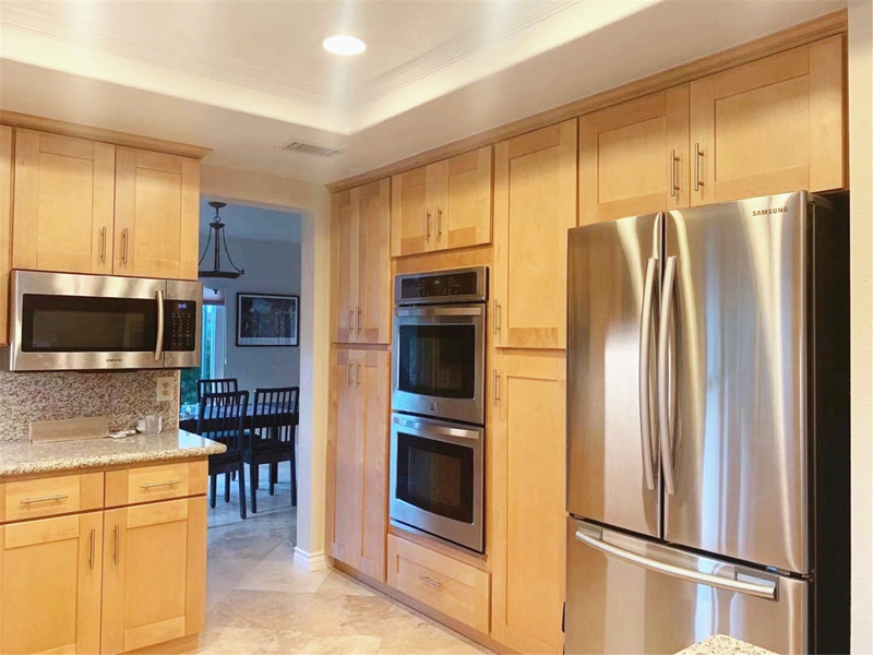 Shaker Style Natural Finished Kitchen Cabinets With Gold Handles  Door Panel:Lacquer Finished Door Panel