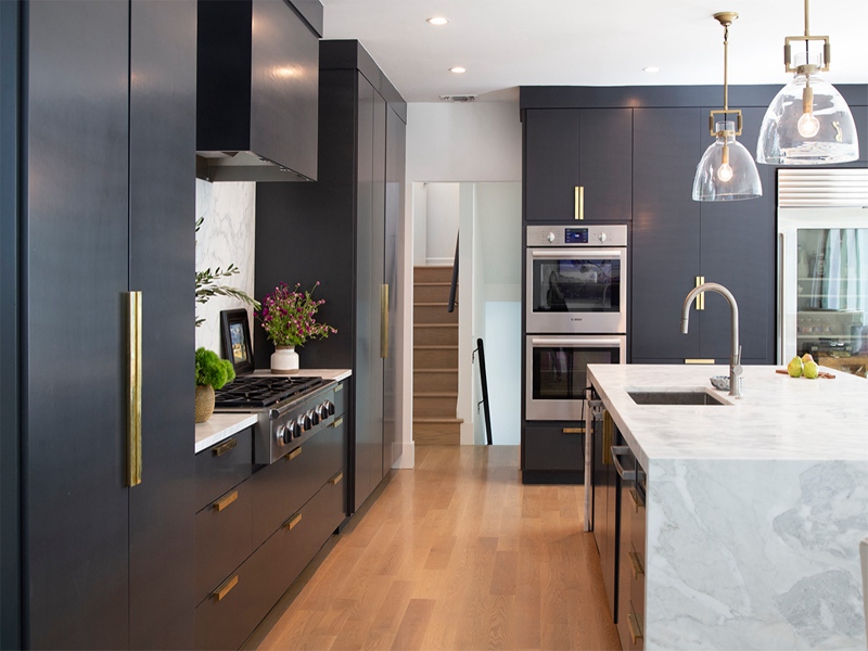 Modern Style Matte Black Lacquer Finished Flat Panel Kitchen Cabinets with Beautiful Quartz Countertop