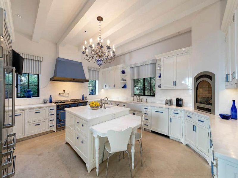 Modern Shaker Style White Matte Lacquer Solid Wood Kitchen Cabinets with Blue Handle Accents