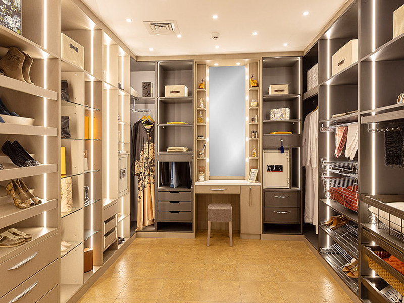 Modern Style Solid Wood Walk-in Wardrobe with Lighting Design