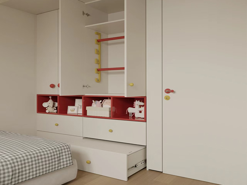 Adjustable kids' wardrobes