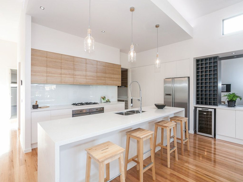 White Lacquer Kitchen Cabinet with Wooden Wall Cabinet